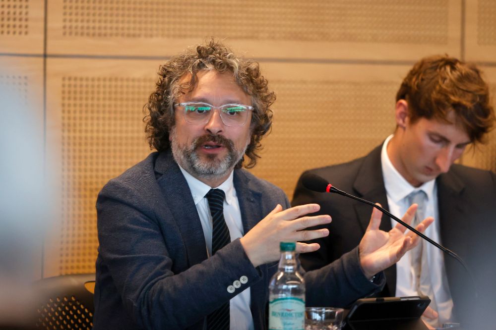 Raúl Letelier se refirió a  “de la construcción de un Estado frente a la necesidad de proveer a ese mismo Estado los bienes y dinero necesario para su funcionamiento”. 